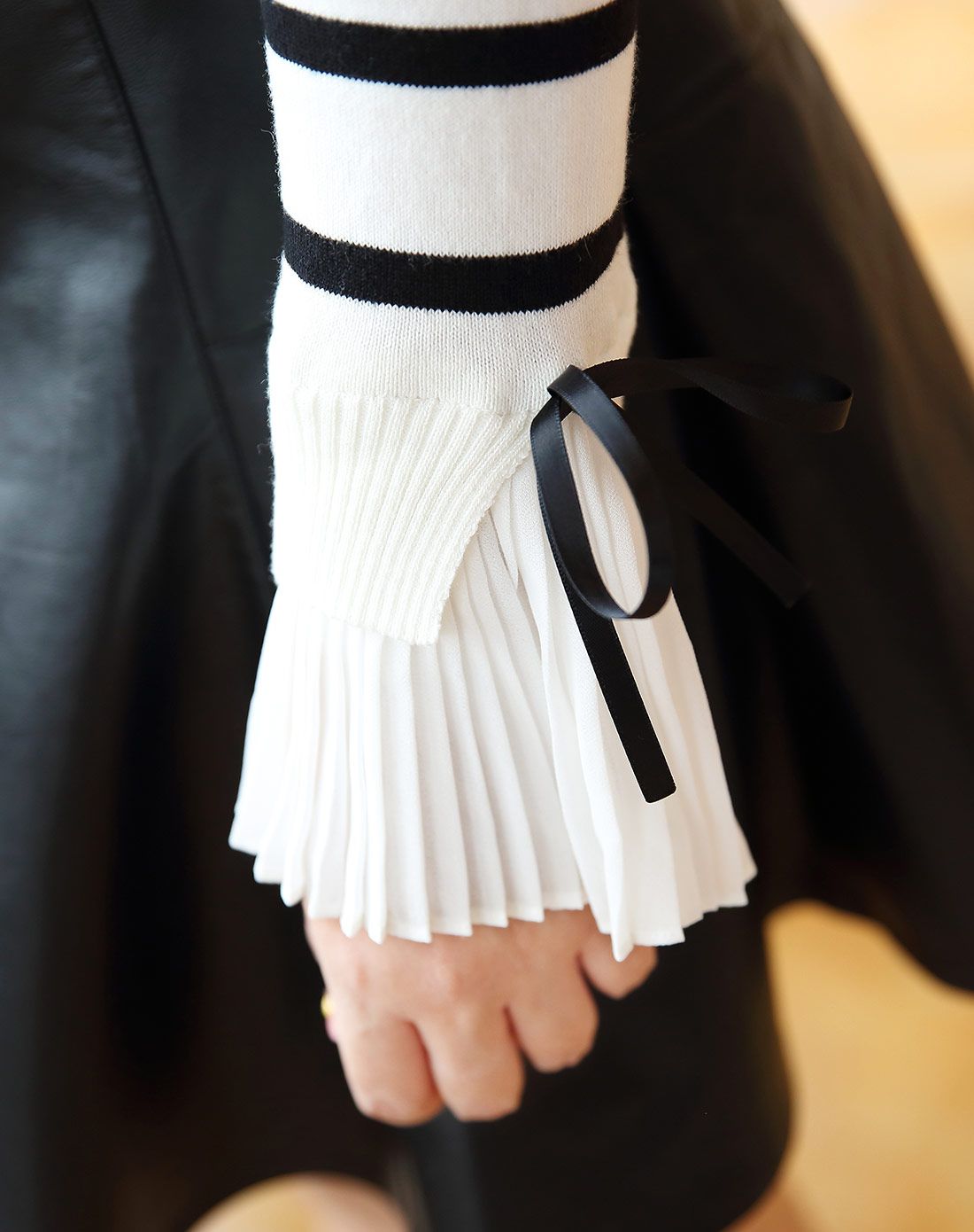 白底黑条百褶雪纺袖口毛衣