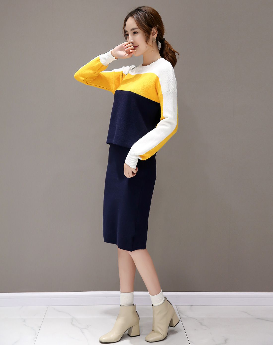 黄色圆领撞色针织衫上衣配半裙套装