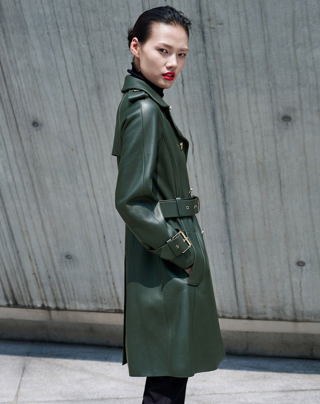 翻领肩章双排扣个性腰带皮衣墨绿