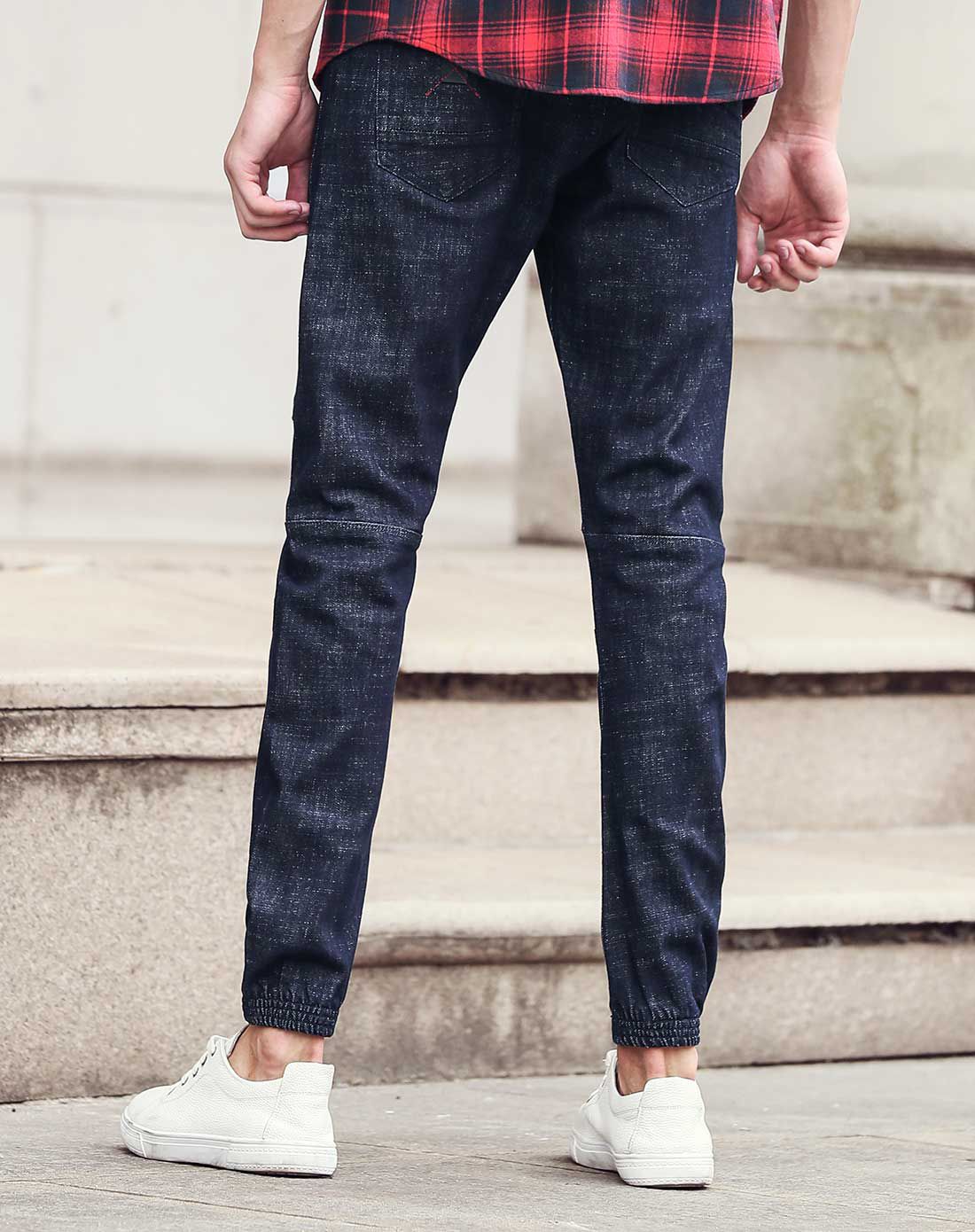 蓝黑色棉质舒适牛仔长裤