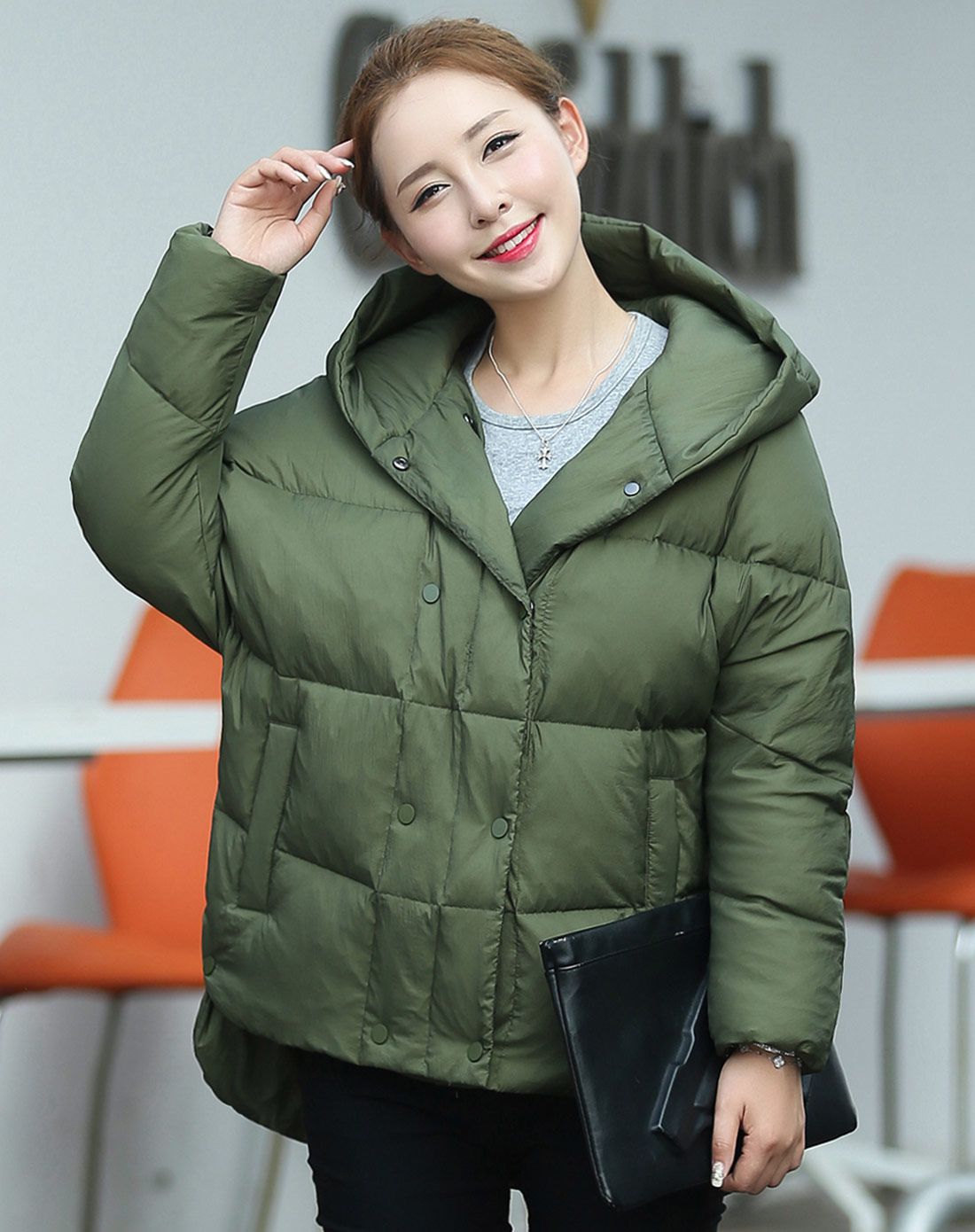 女款黑色宽松短款羽绒服