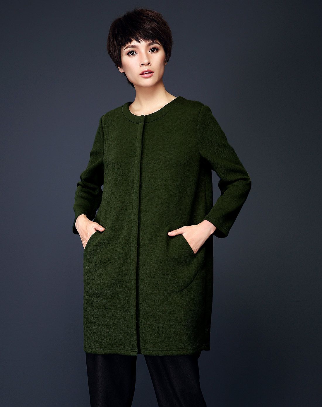 中长款宽松直筒圆领军绿色外套