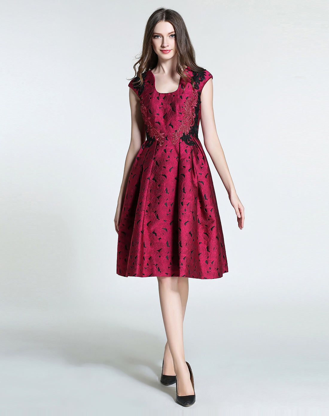暗红色优雅刺绣连衣裙