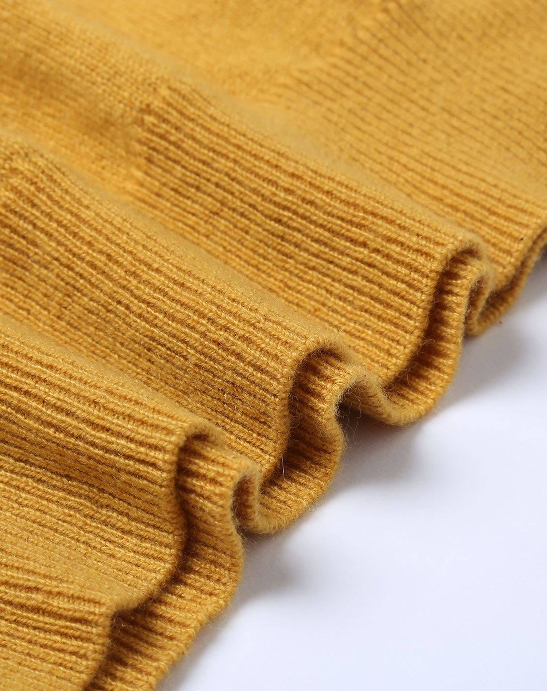 姜黄色圆领修身羊绒衫