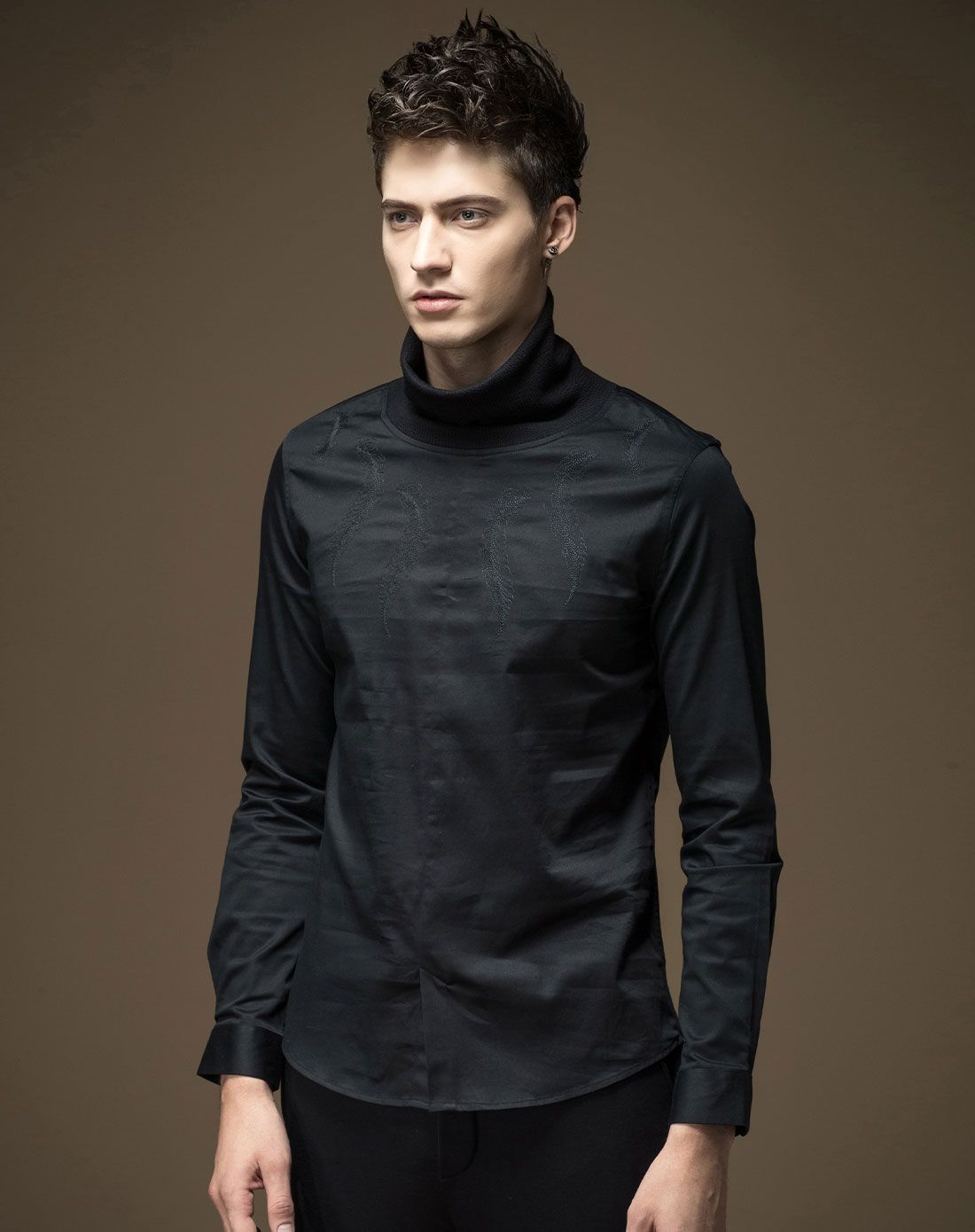 黑色时尚高领套头长袖衬衫