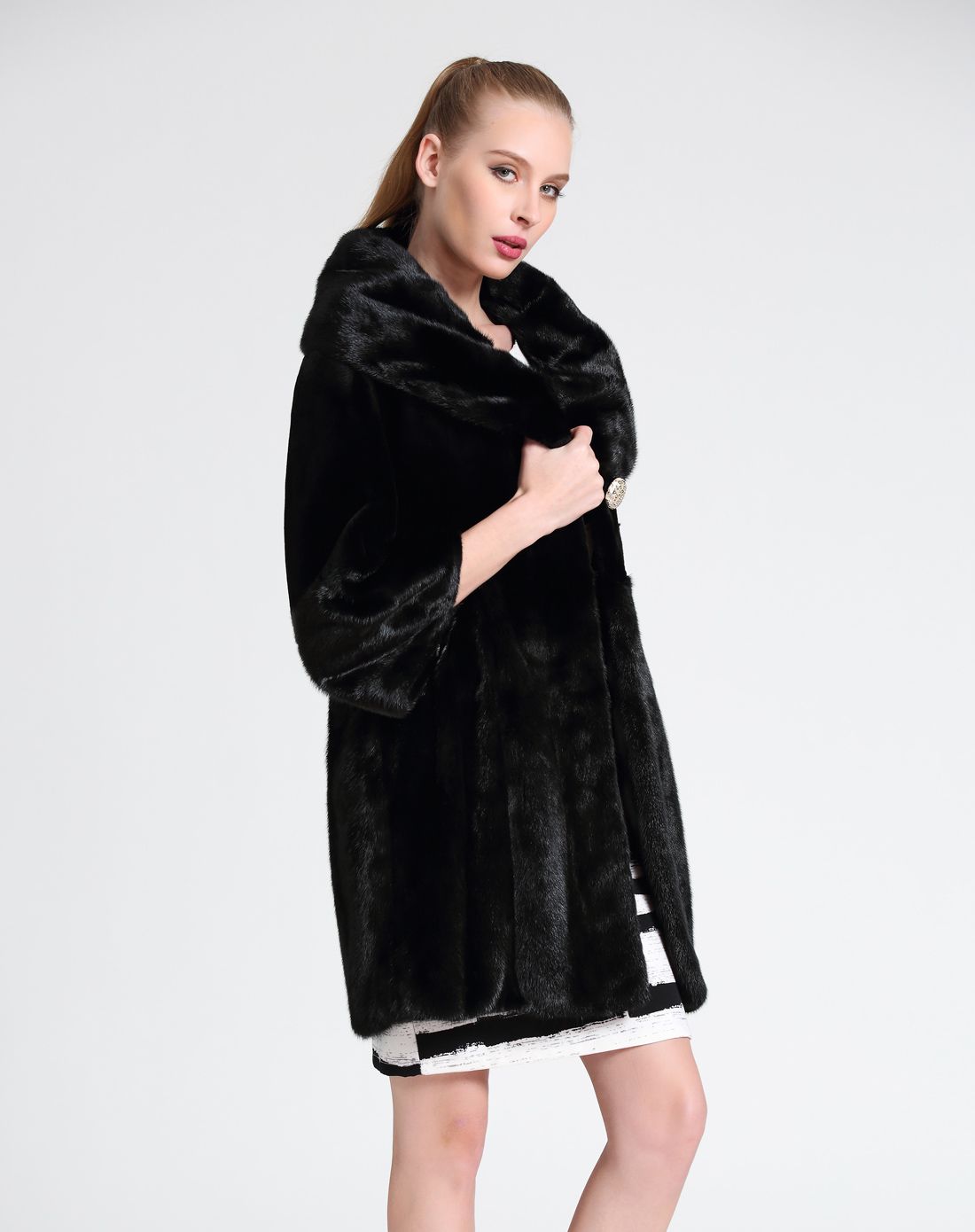 保罗皮衣皮草女装清仓专场 女款黑色时尚潮流花苞领貂绒/水貂皮草