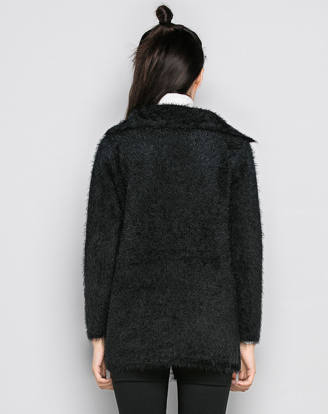 黑色翻领柔暖外套
