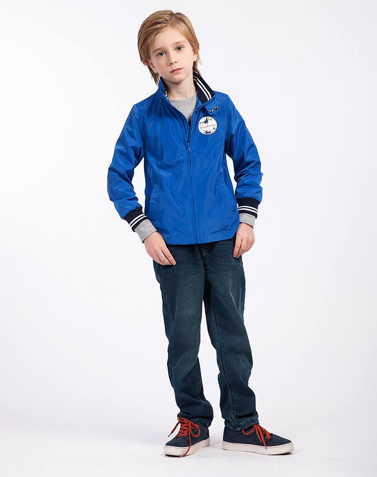 男大童电光蓝简洁风衣