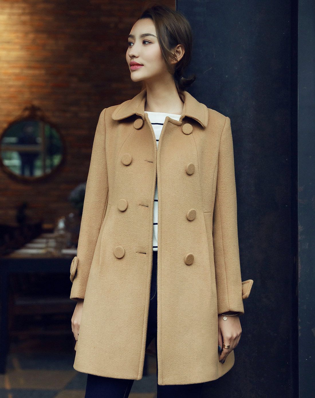 驼色娃娃领双排扣大衣