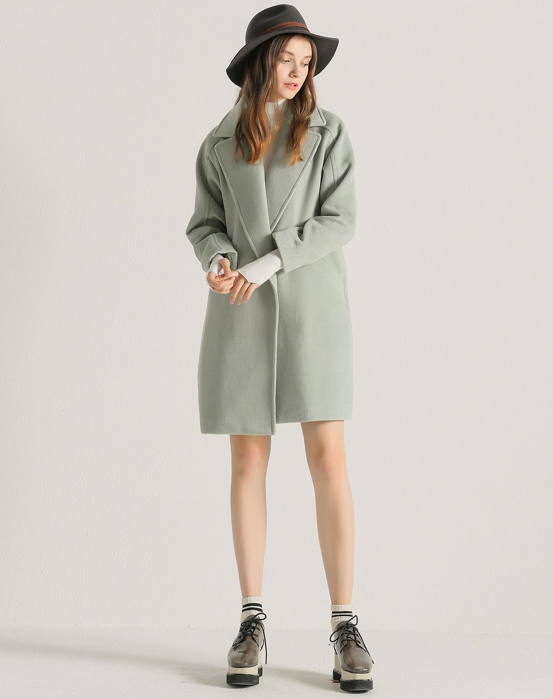 青莲色后背刺绣中长款毛呢大衣