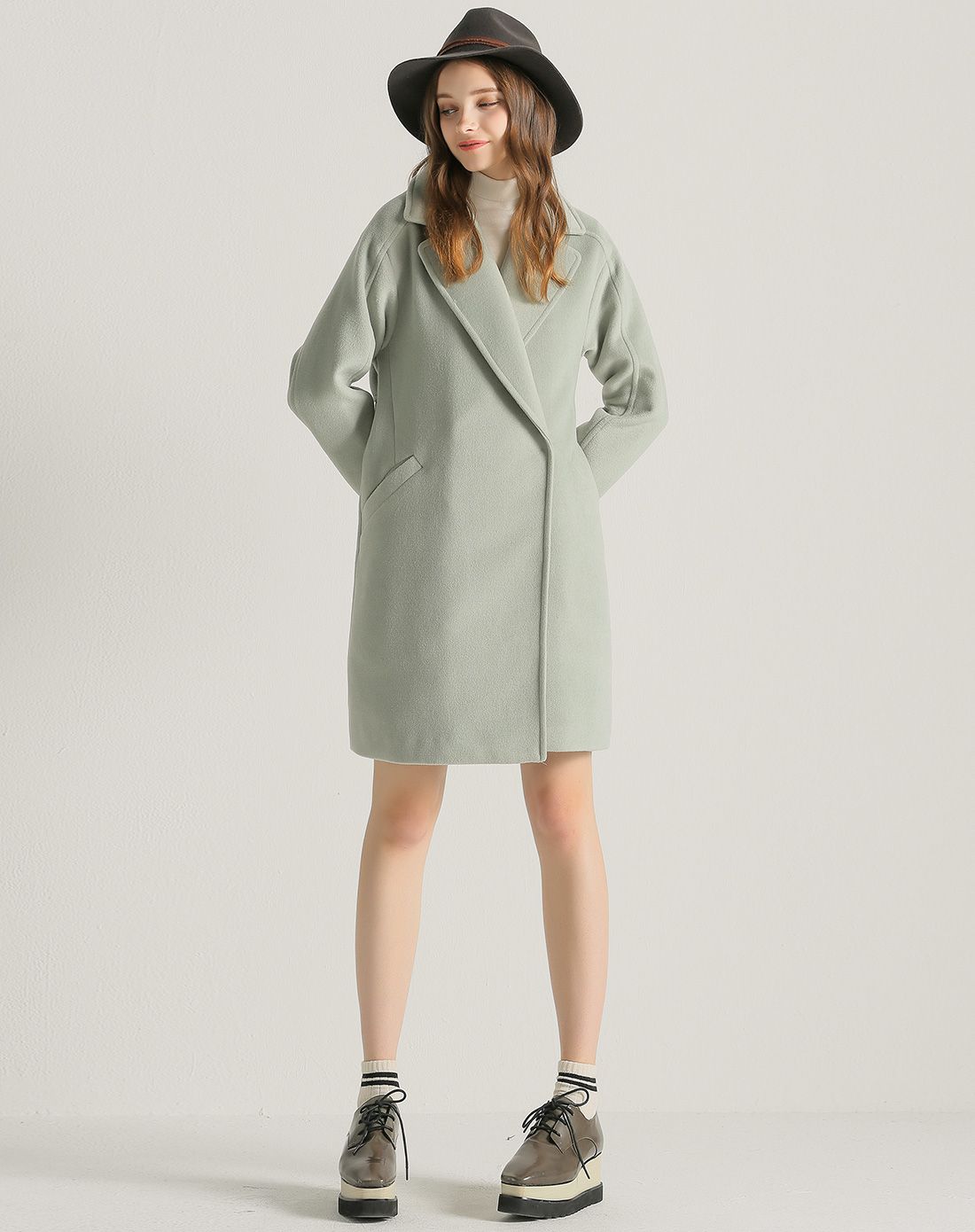 青莲色后背刺绣中长款毛呢大衣