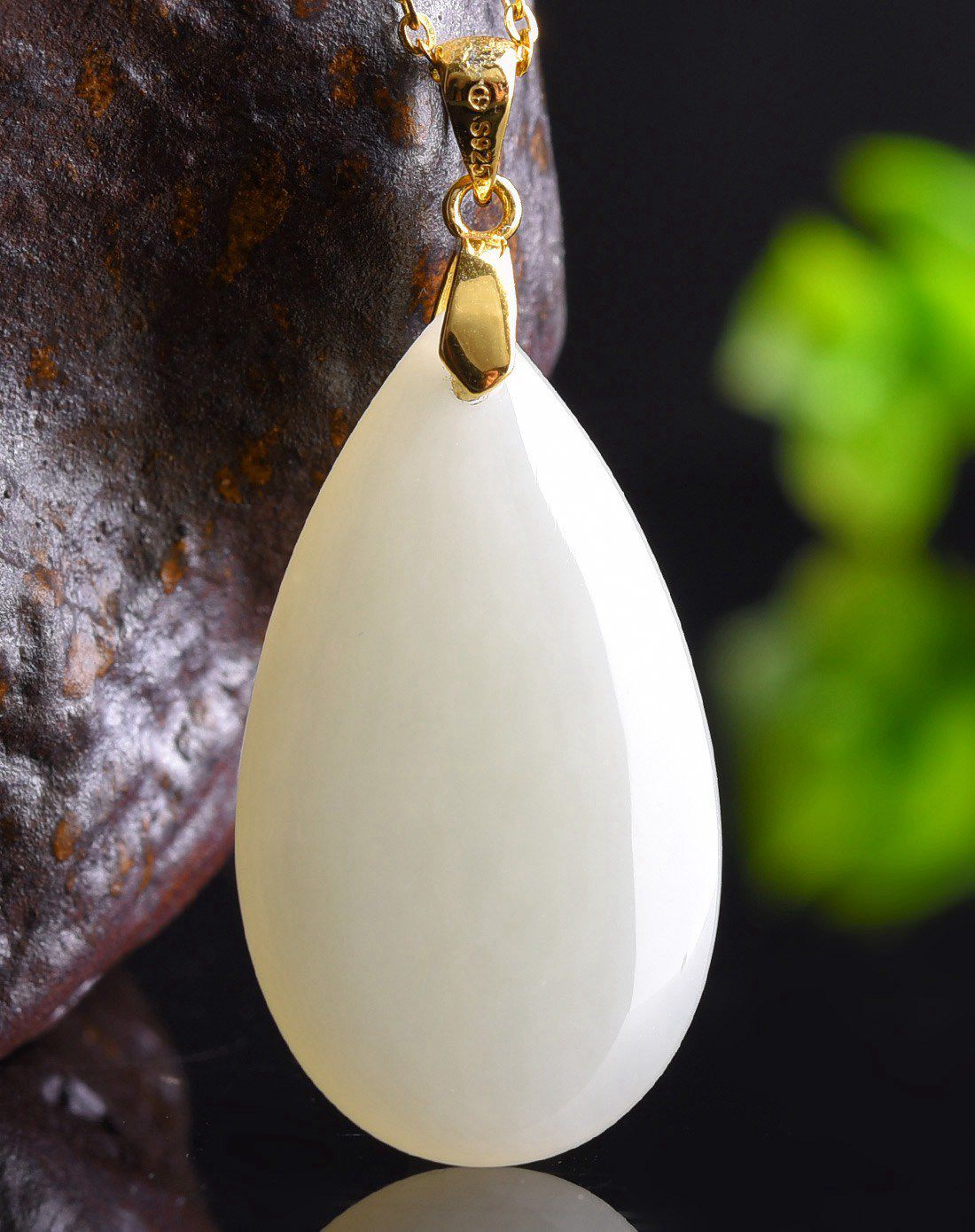 一品翠 天然和田玉白润水滴形吊坠(附证书)