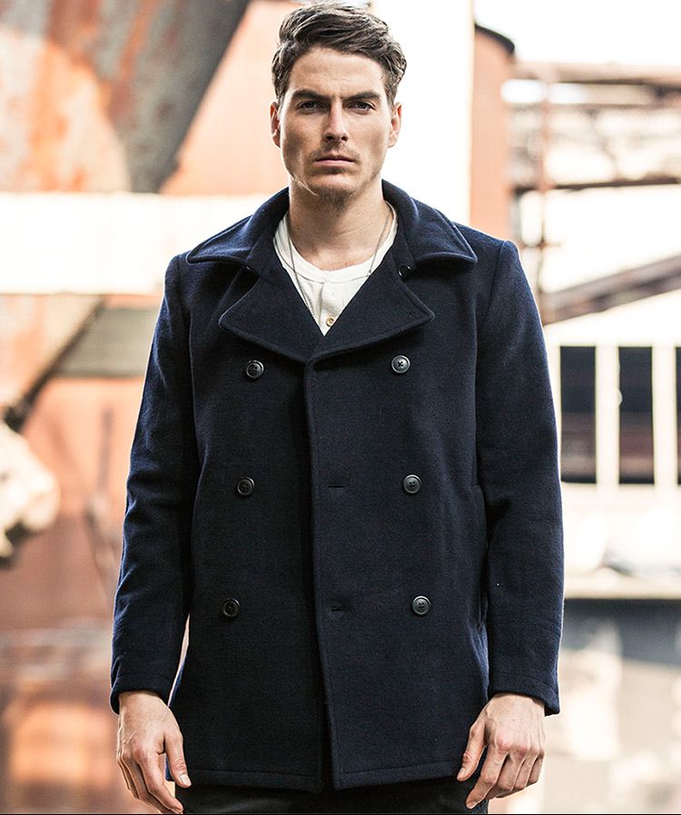 蓝黑色中长款海军呢大衣