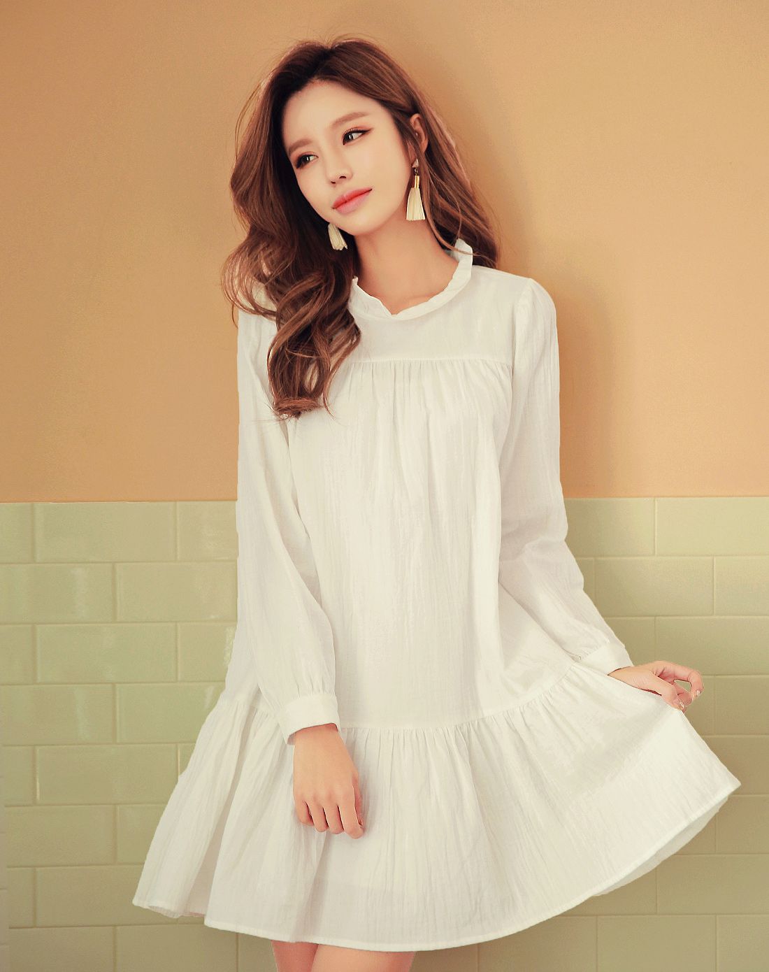 白色长袖连衣裙