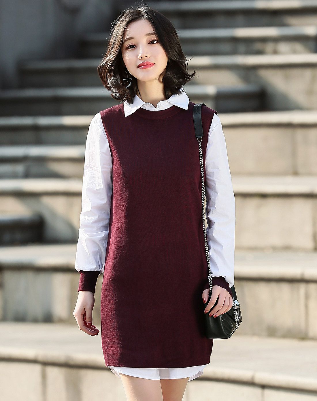 黑色圆领背心裙搭配衬衣套装