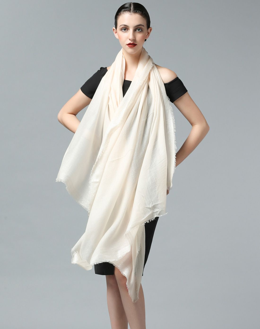 紫宝200支羊绒优雅单色银丝两用披巾枣红