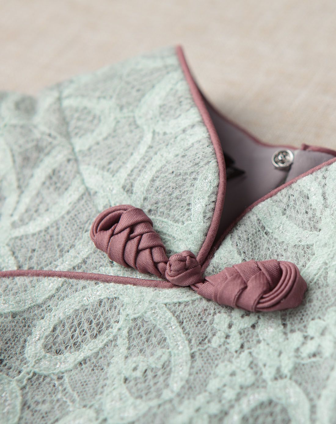 逸红颜e-beauty 秋意浓 添新"衣"女装专场 南烛 蕾丝中长款长袖修身