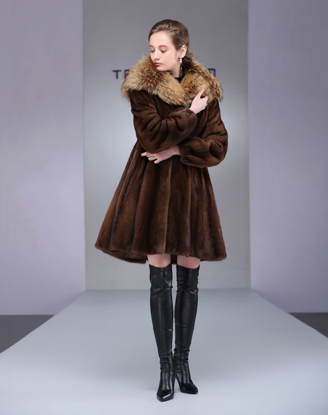 女款咖啡色成熟气质貉子毛领长款水貂皮草