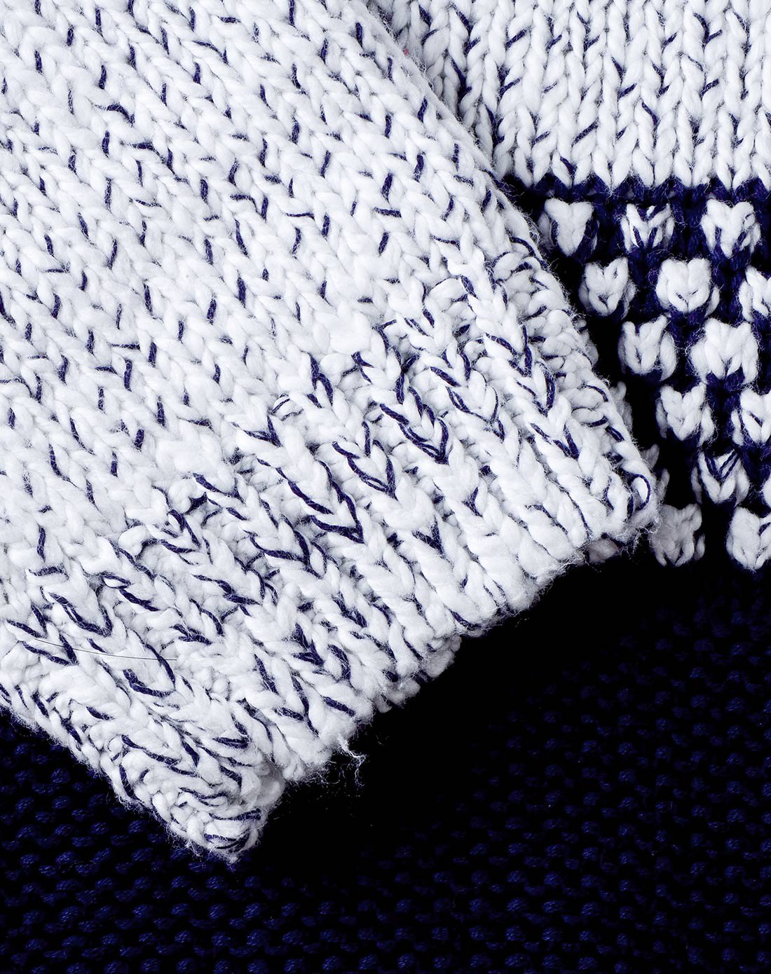 男款套头毛衫白蓝色调