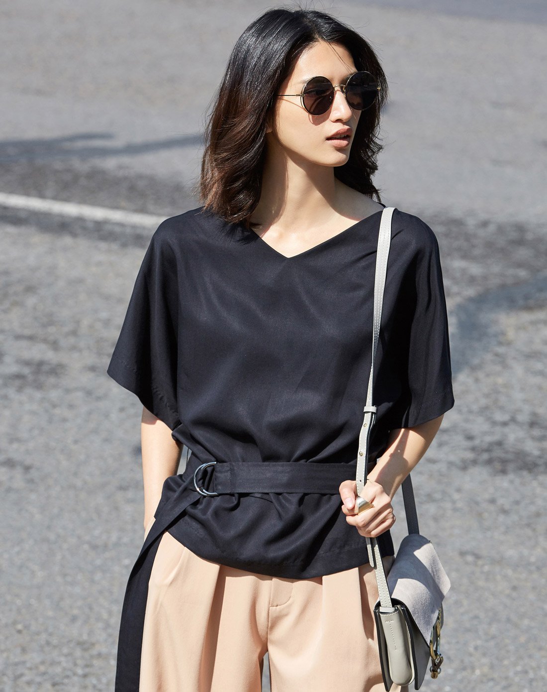 纯色宽松廓形配腰带v领短袖t恤正红