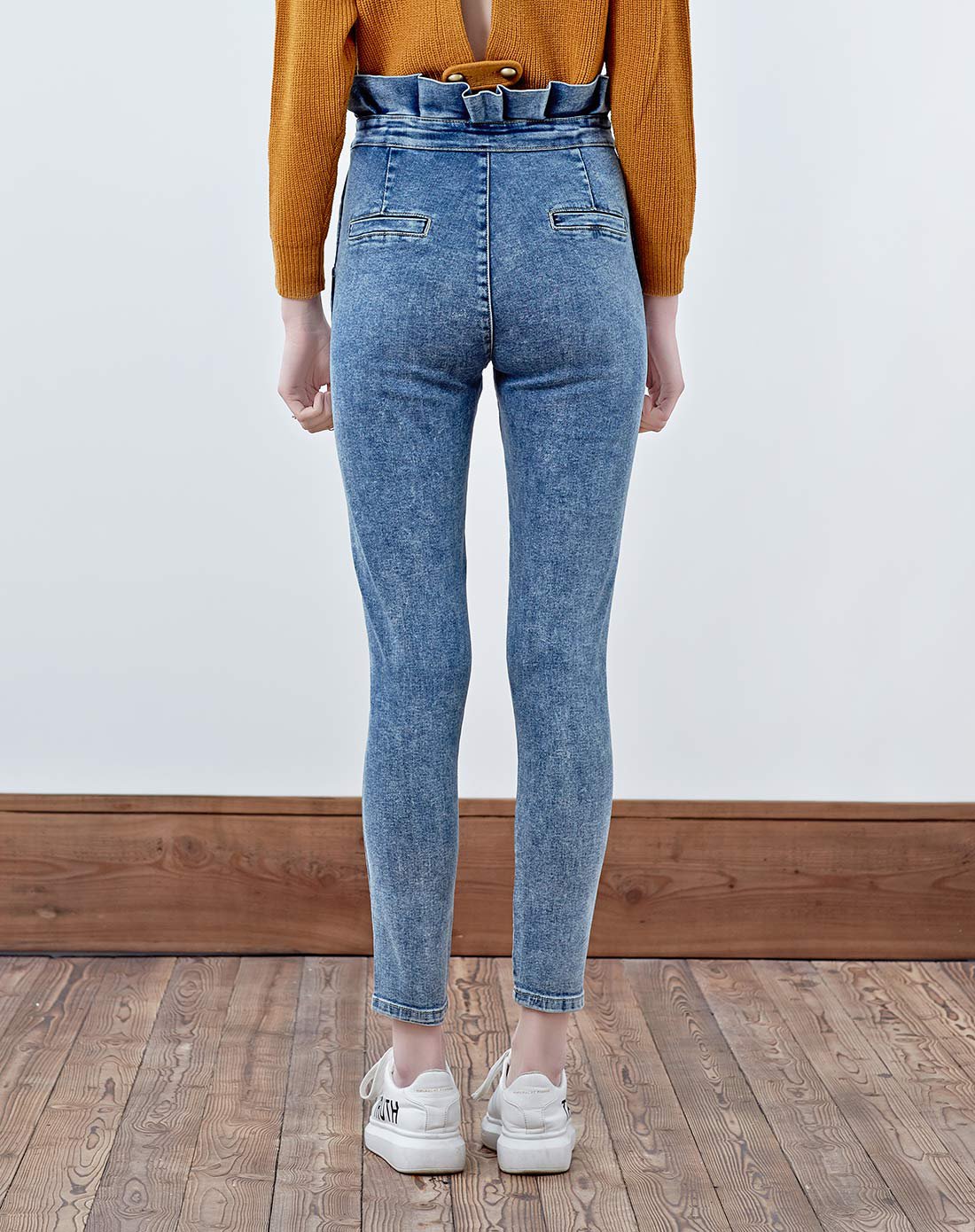 one more文墨优雅秋装简约通勤百褶腰头牛仔裤女裤子