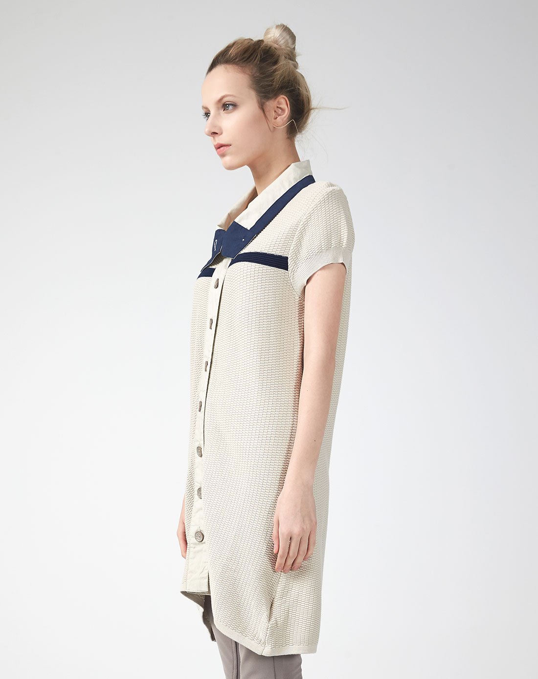 女款短袖针织衫亚麻色