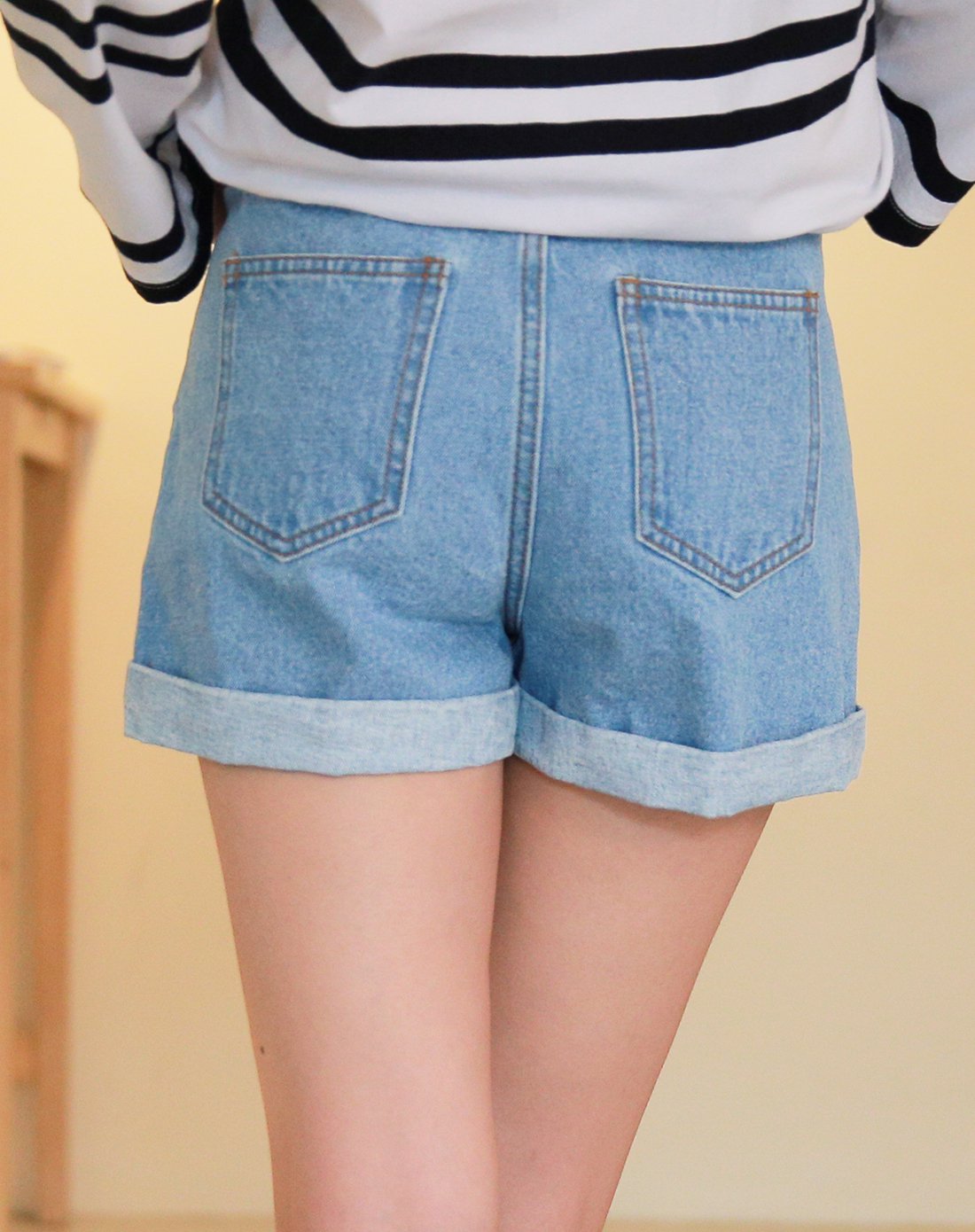 浅蓝色中腰牛仔短裤