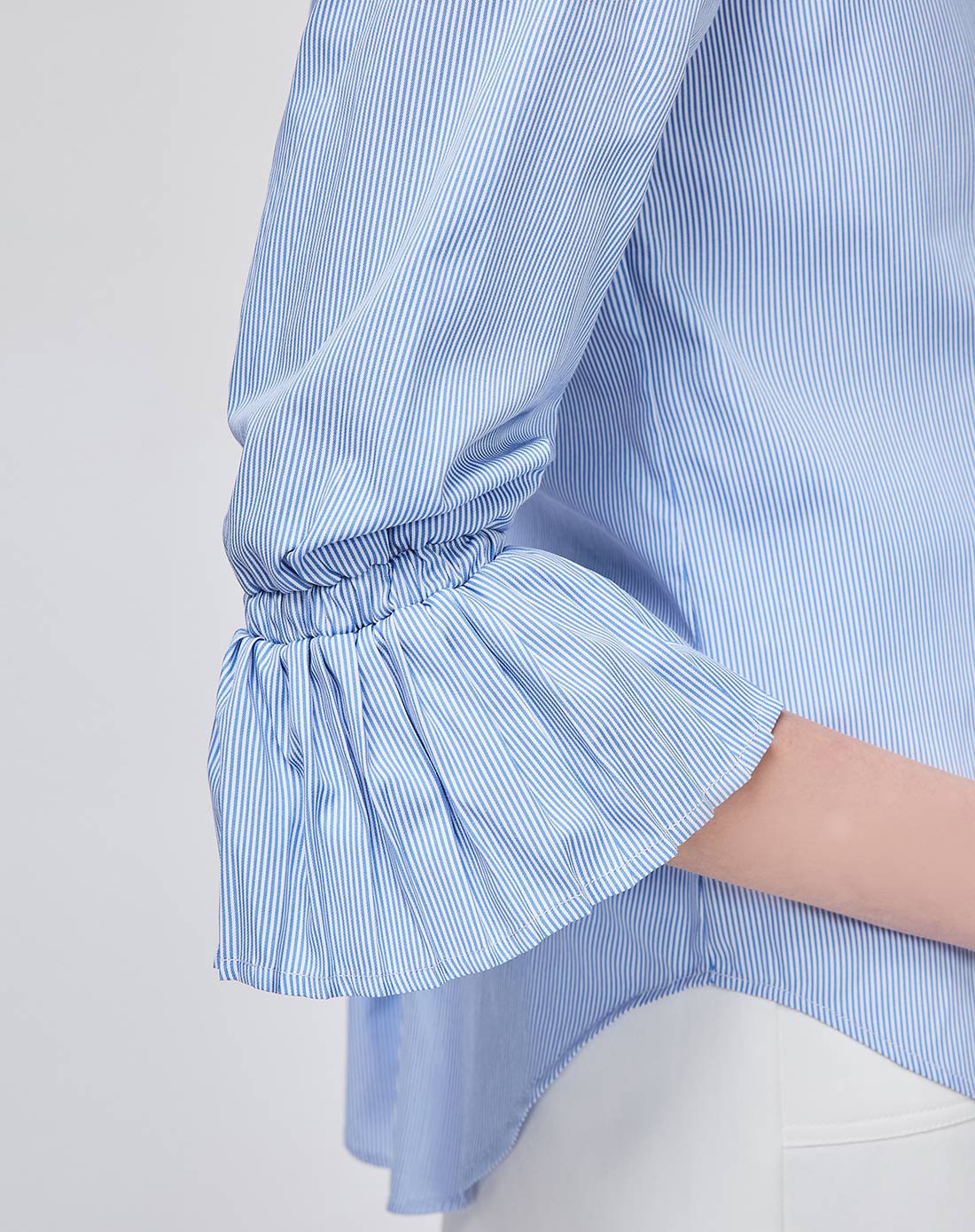 条纹色翻领喇叭袖口七分袖衬衫