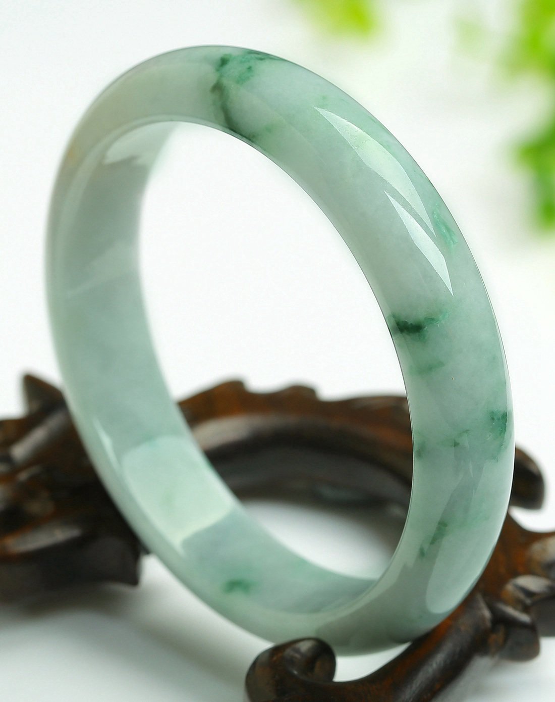 一品翠 天然翡翠a货细腻白底飘蓝花福镯