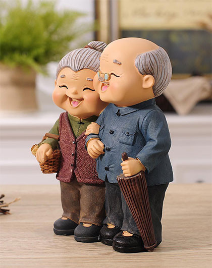 老夫老妻相依相偎摆件