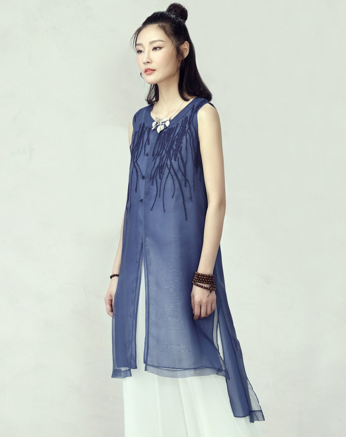 原创文艺真丝绣花侧开衩前短后长罩衫外套酒红色