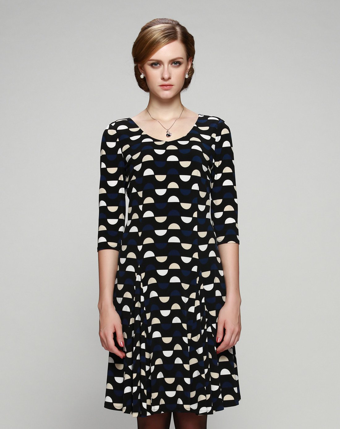 女装黑底半圆圈印花针织修身连衣裙