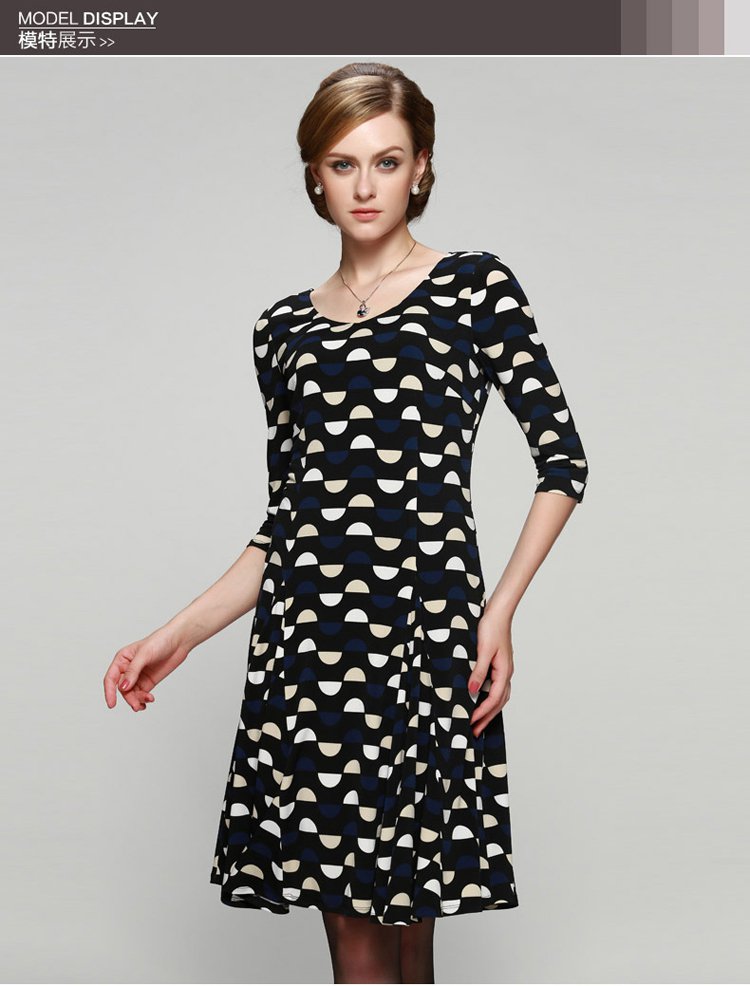 女装黑底半圆圈印花针织修身连衣裙