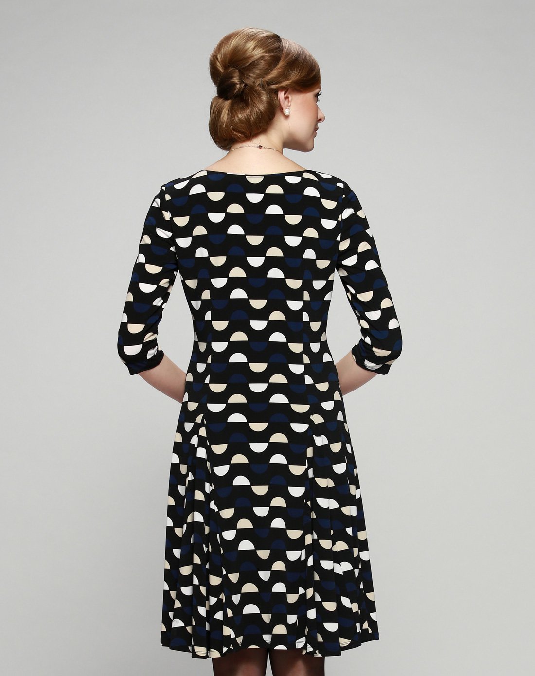 女装黑底半圆圈印花针织修身连衣裙