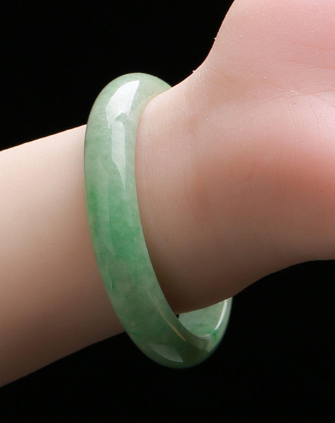 天然翡翠a货豆糯种淡绿色飘阳绿细条平安镯浅绿