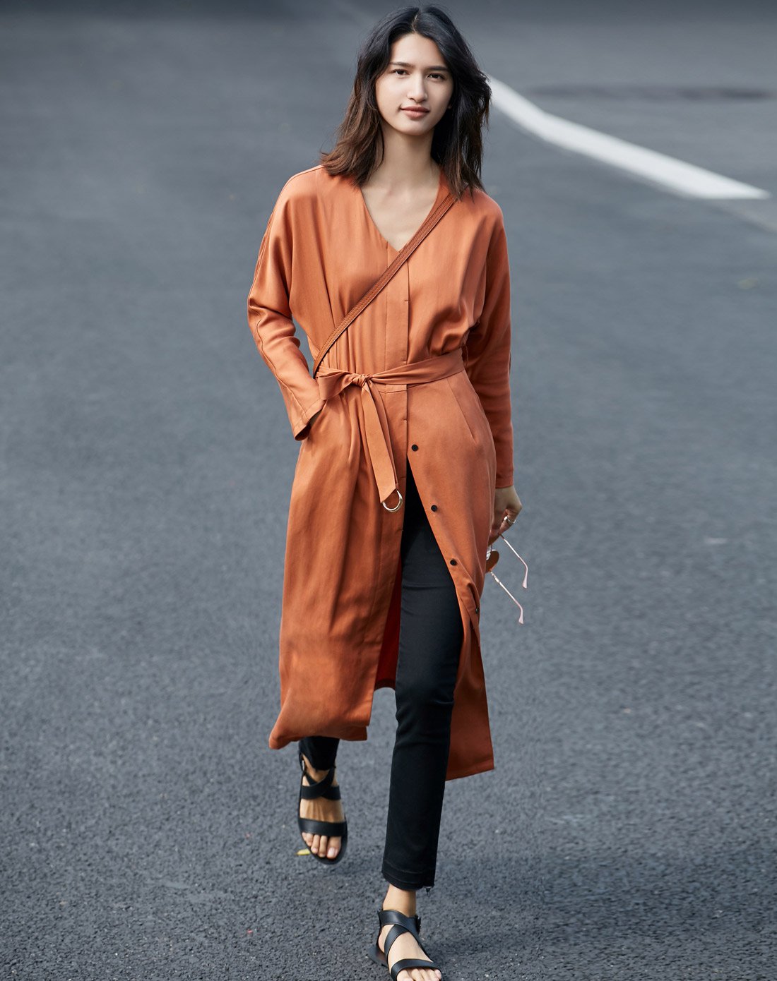 配腰带气质深v领系带连衣裙琥珀色