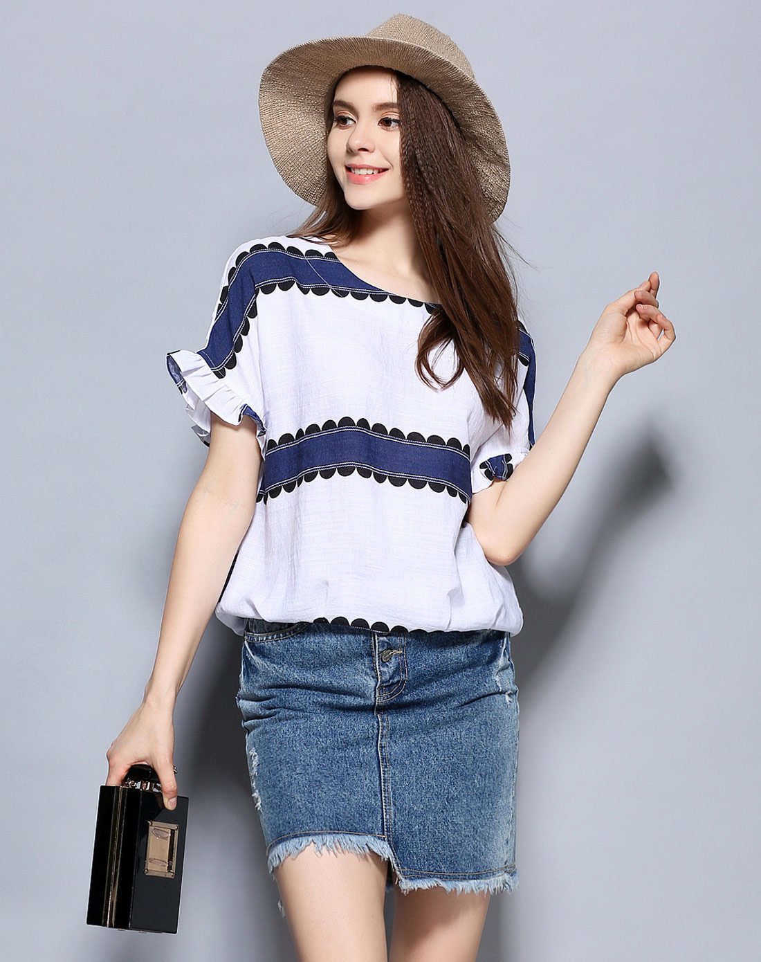 女款圆领横条上衣青白