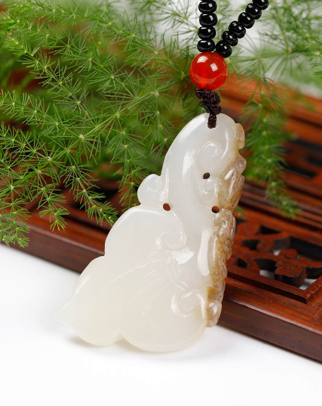 天然俏色和田玉精美如意吊坠