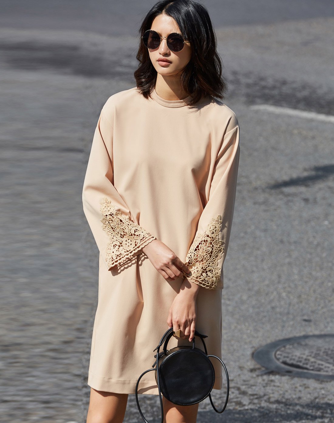 落肩镂空花边喇叭袖连衣裙黑色