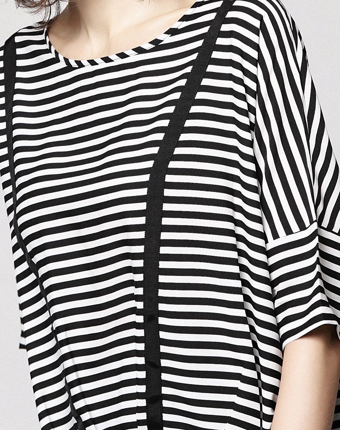 时尚前短后长短袖t恤黑白条纹