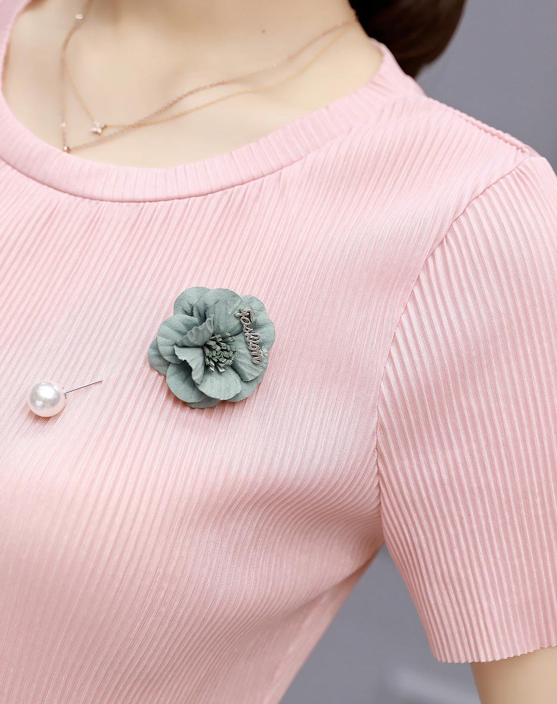 圆领短袖配珍珠花朵胸针百搭t恤
