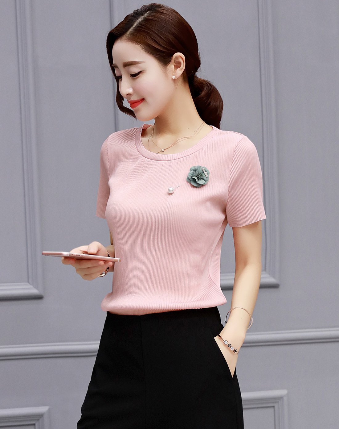 圆领短袖配珍珠花朵胸针百搭t恤