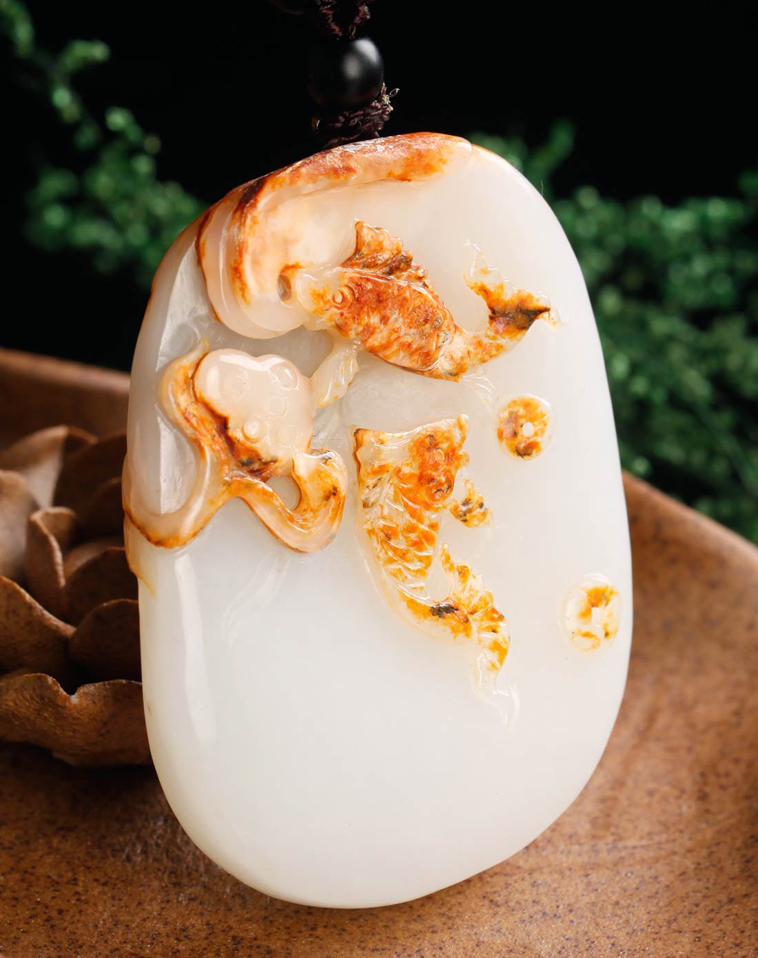 和田玉俏色莲莲有鱼大吊坠