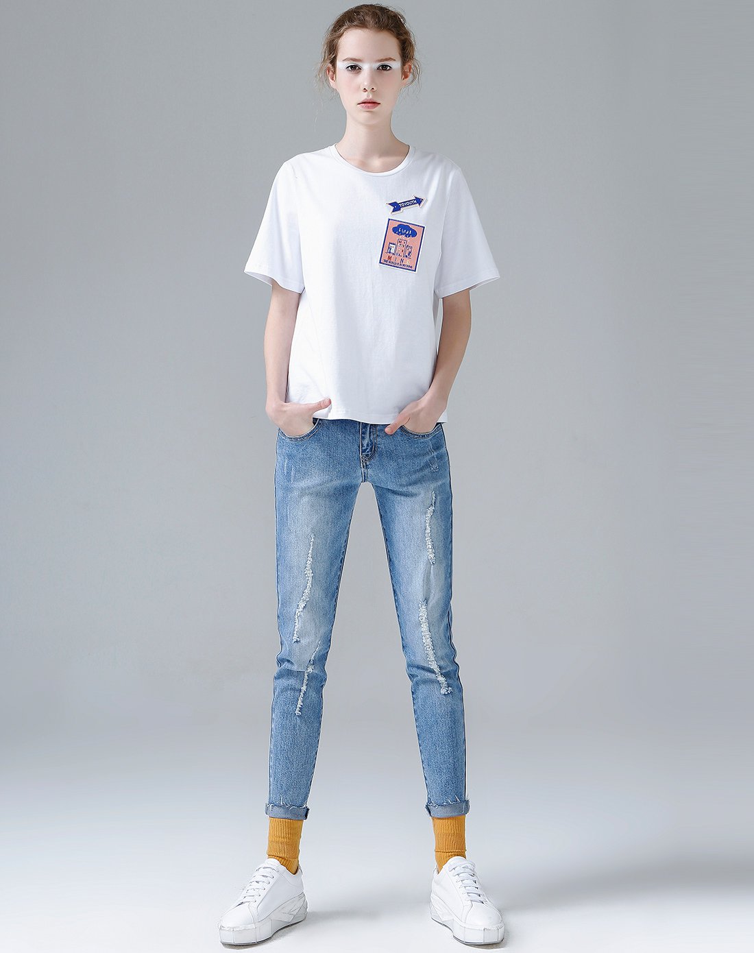 【夏新款】立体卡通章贴刺绣圆领短袖t恤苍白色