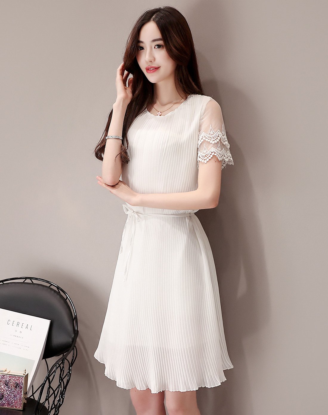 圆领蕾丝拼接连衣裙黑色