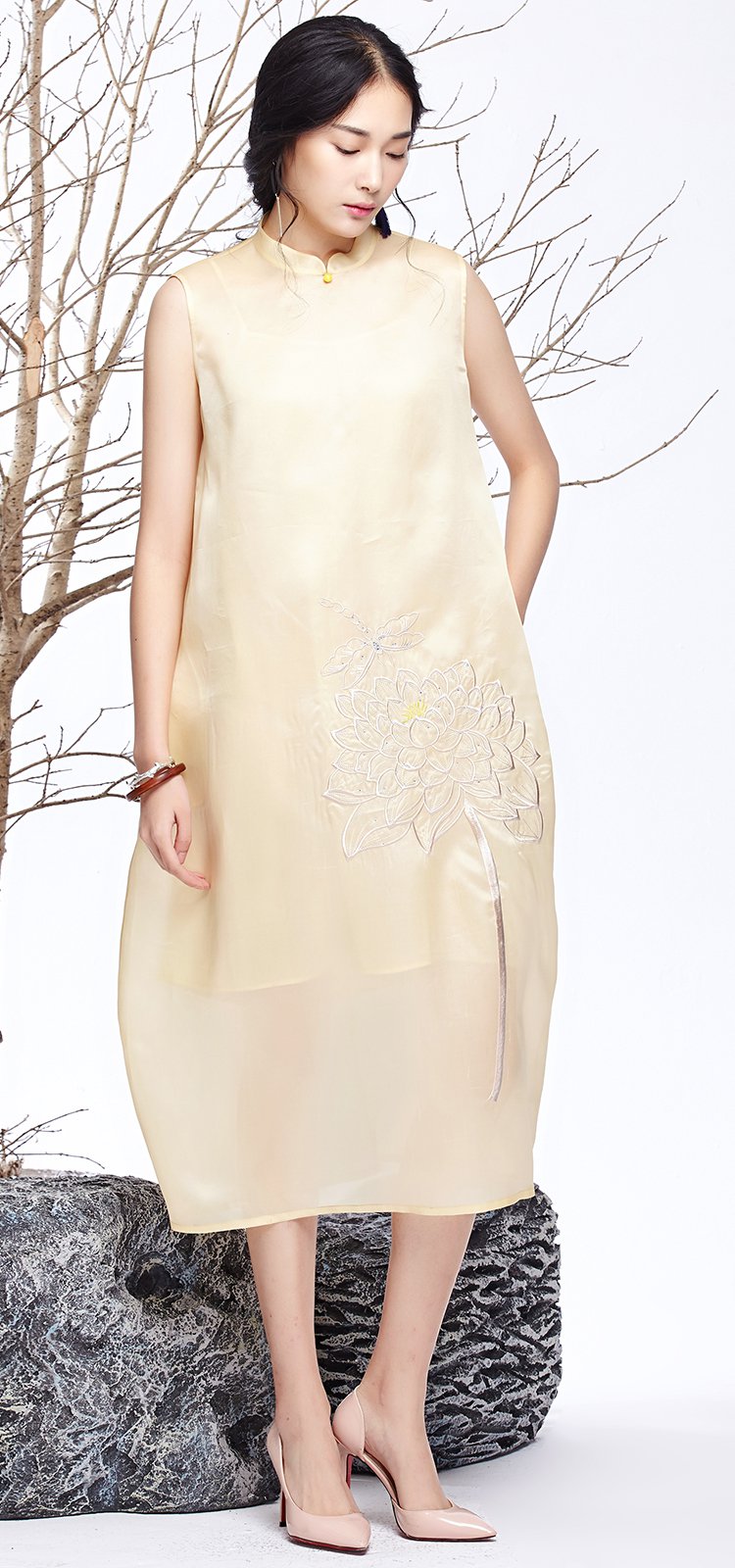 女款绣花真丝连衣裙米黄