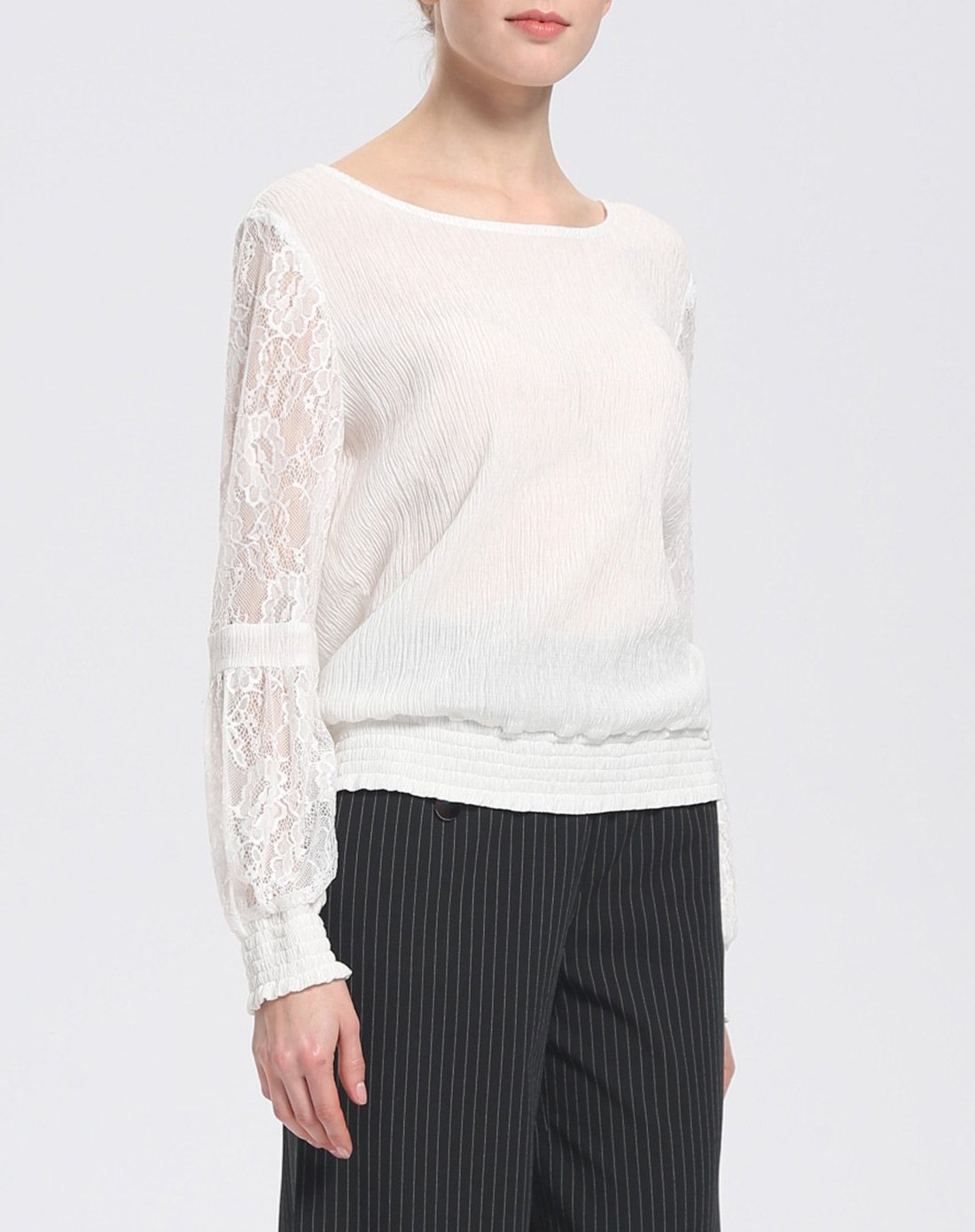 白色蕾丝时尚打底衫