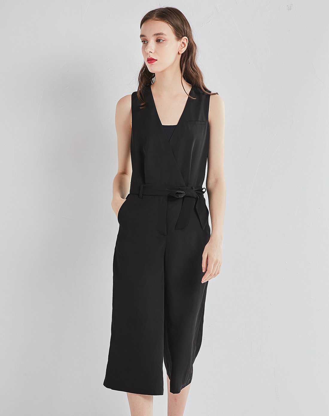 黑色v领休闲七分连体裤