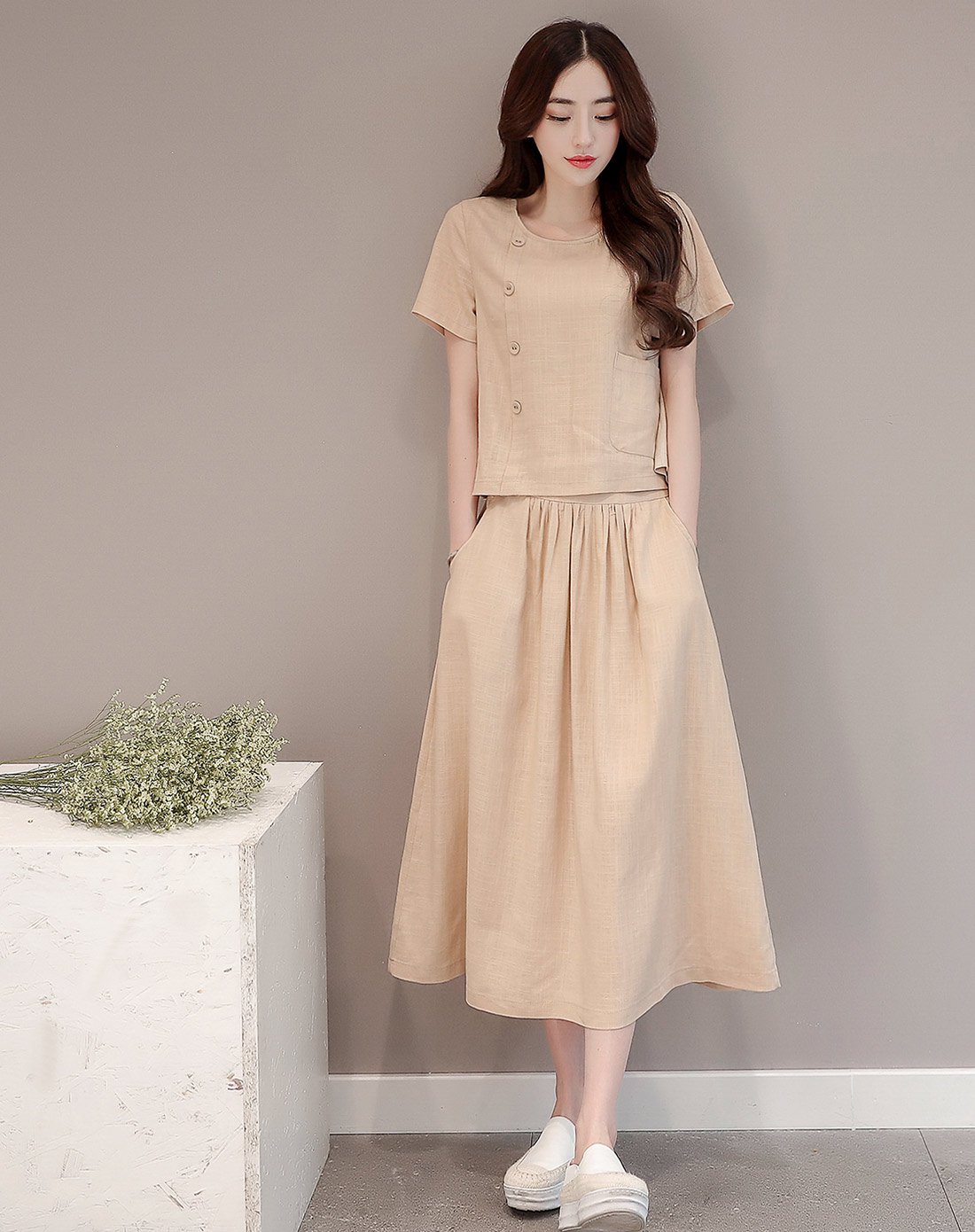 短袖上衣配半裙套装米色