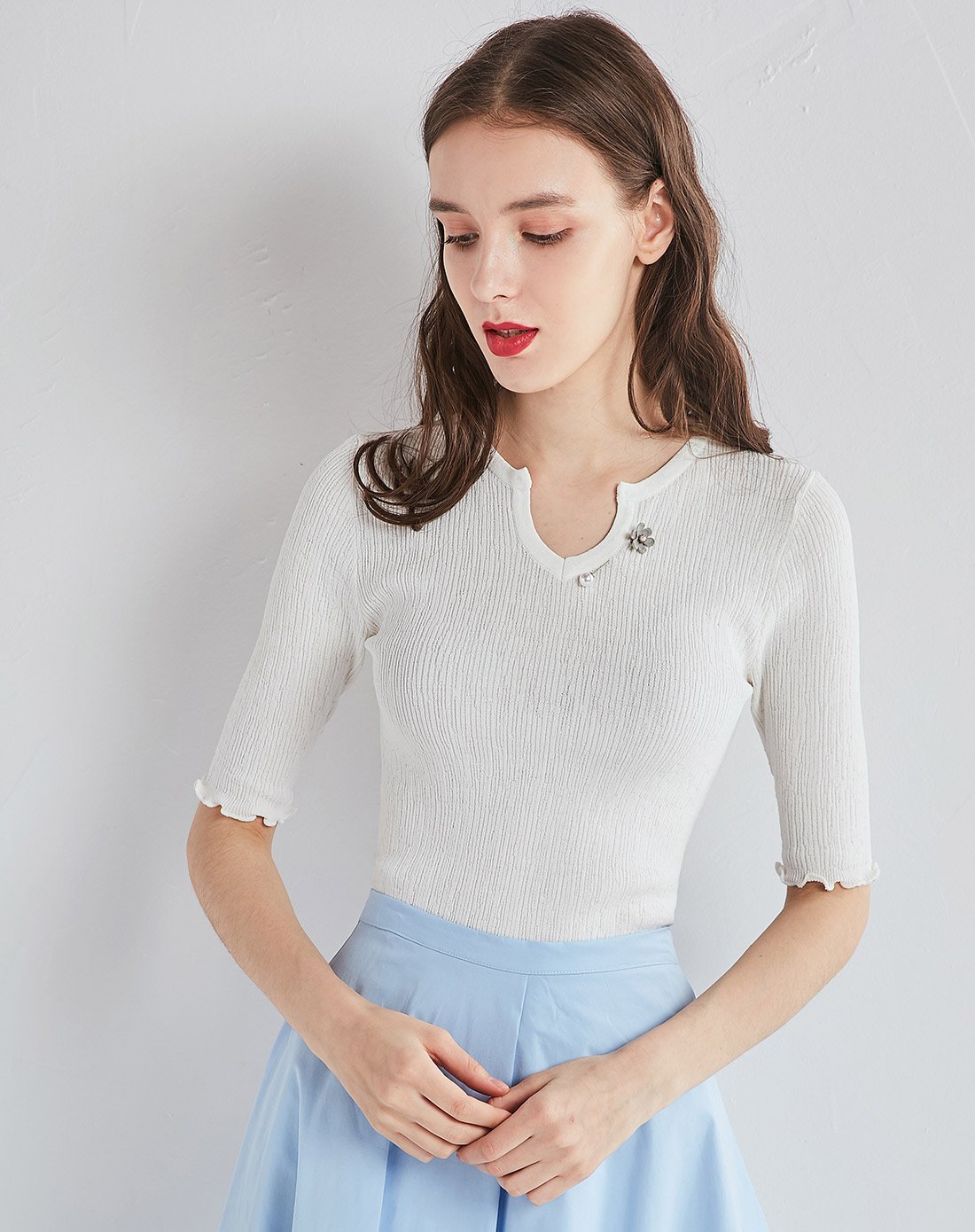 本白色五分袖针织衫配胸针